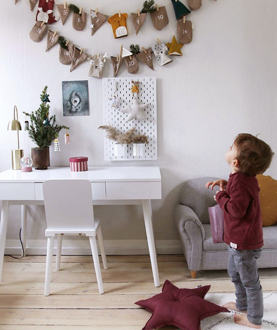 Украшаем детскую комнату на Новый год: елки и особые предметы декора