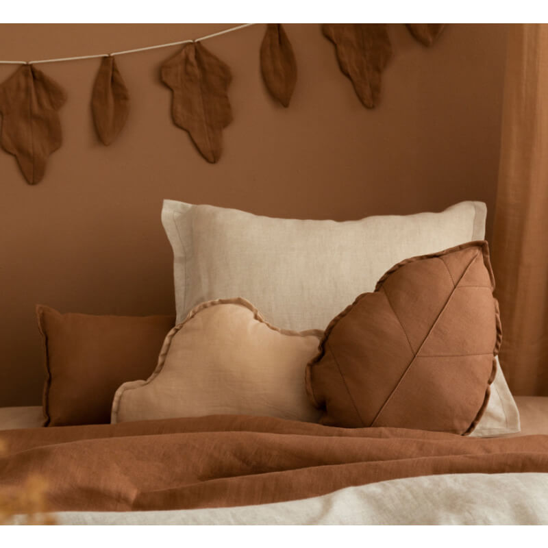 Подушка из льна Nobodinoz "Lin Francais Leaf Noisette", коричневая, 25 х 35 см