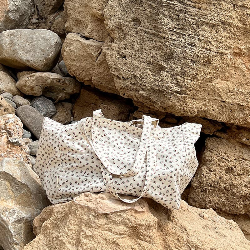

Сумки Konges Slojd, Текстильная пляжная сумка Konges Slojd "Meline Tricolore", нежные бутоны