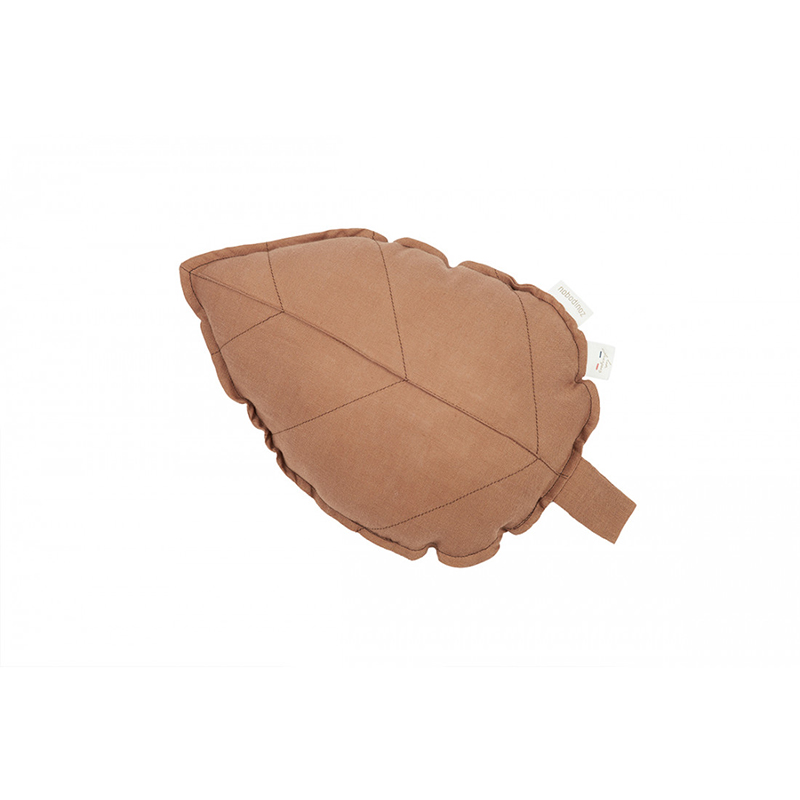 Подушка из льна Nobodinoz "Lin Francais Leaf Noisette", коричневая, 25 х 35 см - фото №1