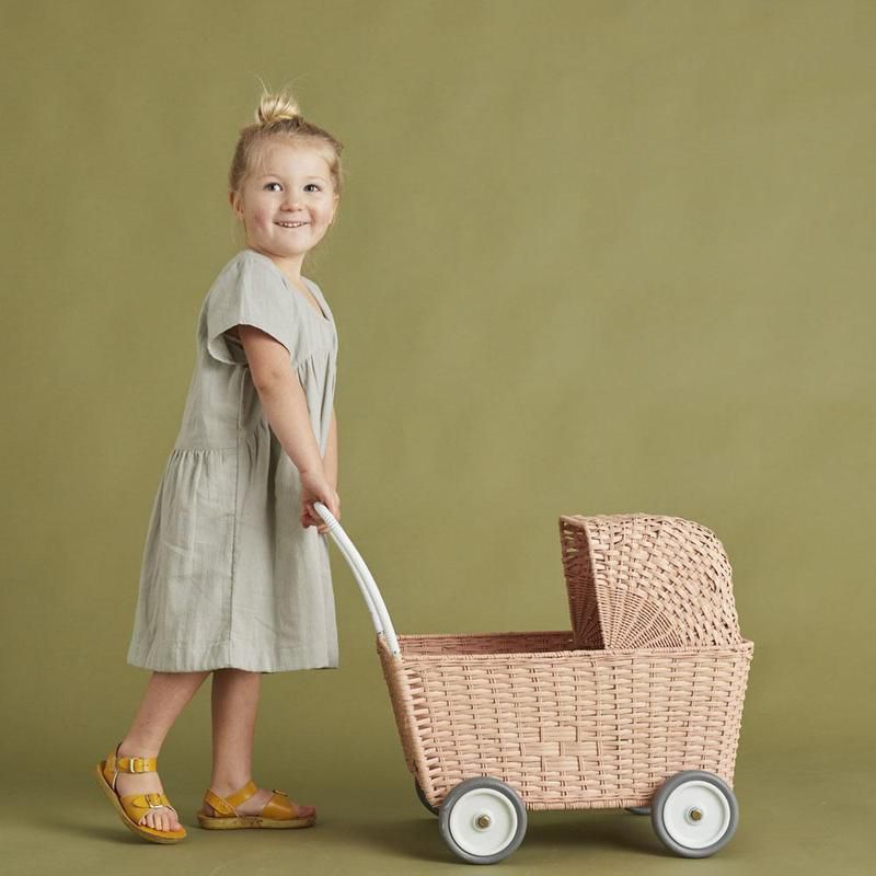 Плетеная коляска для кукол Olli Ella, розовая