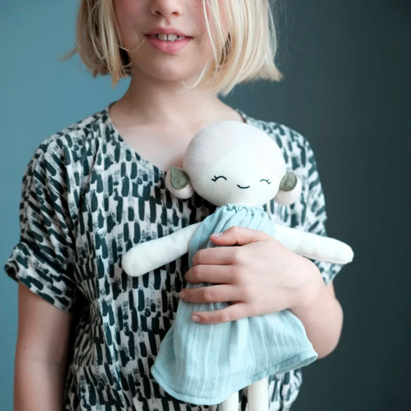 Текстильная кукла Fabelab "Apple", в туманно-голубом платье, 40 см - фото №3