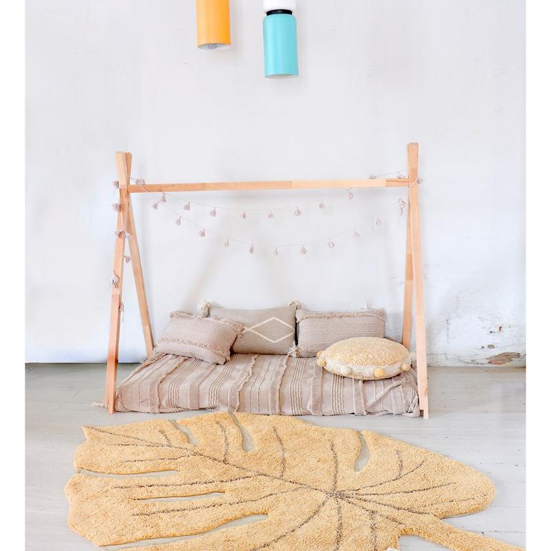 Декоративная подушка с помпонами Lorena Canals, медовая, 48 х 48 см