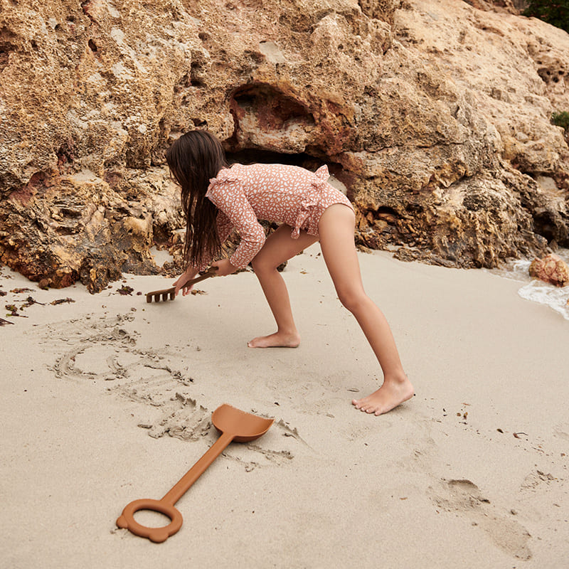 Набор лопатка и грабли для пляжа и сада "Hilda" LIEWOOD, темно-розовый микс с бежевым - фото №5