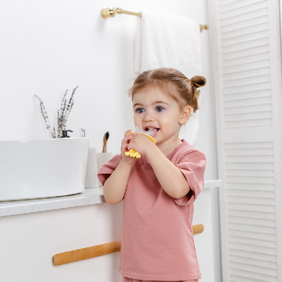 Детская зубная щетка-массажер ROXY-KIDS "Крабик", желтая - фото №2