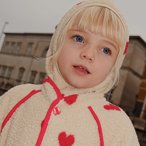 Шапка-шлем флисовый Flöss "Simone Soft White Heart", пылающие сердца