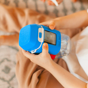 Умная бутылочка с тамагочи LUMICUBE "DRINKME", голубая, 350 мл