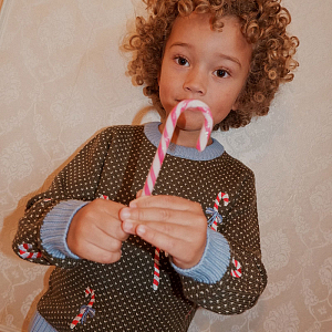 Свитер вязаный Flöss "Jasper Dark Green Christmas", карамельная трость