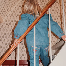 Брюки прямые джинсовые Flöss "Hazel Mid Blue Rinse", банты на светло-голубом