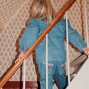 Брюки прямые джинсовые Flöss "Hazel Mid Blue Rinse", банты на светло-голубом