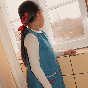 Сарафан джинсовый Flöss "Hazel Mid Blue Rinse", банты на светло-голубом