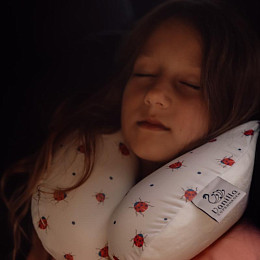 Детская подушка-подголовник для путешествий Vanilla Copenhagen "Lady Lovebug", молочная