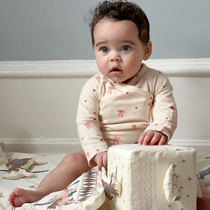 Развивающая игрушка в виде куба Cam Cam Copenhagen "Carousel", кремовая