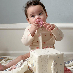 Развивающая игрушка в виде куба Cam Cam Copenhagen "Carousel", кремовая