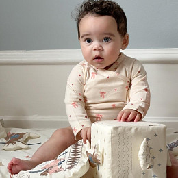 Развивающая игрушка в виде куба Cam Cam Copenhagen "Carousel", кремовая