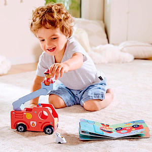 Игровой набор Hape "Пожарная машина", детская иллюстрированная книга Hape Land