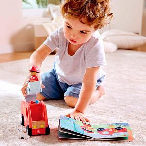 Игровой набор Hape "Пожарная машина", детская иллюстрированная книга Hape Land