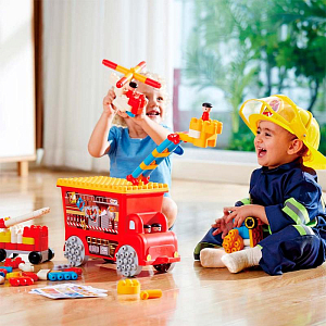 Конструктор Hape "Пожарно-спасательная машина", 106 элементов