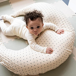 Подушка для кормления Зэтс Майн (That's Mine) "Луна", сердца и точки