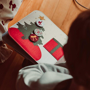 Книга развивающая из фетра Зэтс Майн (That's Mine) "Эмори Рождественский Мишка"