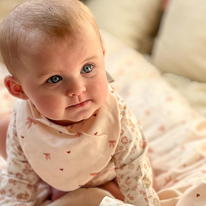 Нагрудник из джерси Кам Кам Копенгаген (Cam Cam Copenhagen) "Бантики", 2 шт, кремовый