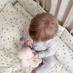 Бортик для детской кроватки Кам Кам Копенгаген (Cam Cam Copenhagen) "Черника", молочный