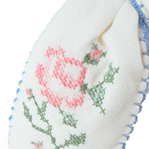 Ободок с вышивкой Джинджерснэпс (Gingersnaps) "Примула", снежные розы