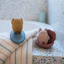 Игрушка для ванной Fabelab "Медведь Боб и Доска для серфинга", мульти