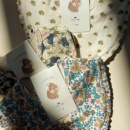 Набор детских текстильных нагрудников c рюшами Konges Slojd "Basic Frill Fleur", 2 шт, цветочный сон