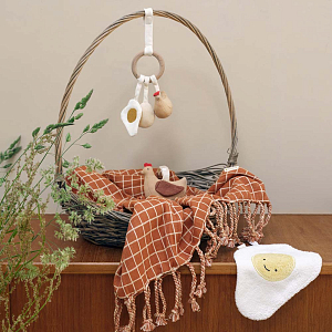 Подвесная развивающая игрушка Фэйбэлаб (Fabelab) "Курочка Ко-ко", карамель