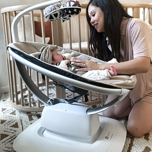 Кресло-качалка 4moms "MamaRoo", розовое дерево