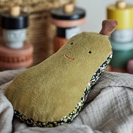 Погремушка текстильная в виде груши Bloomingville MINI "Ras", зеленая, 18 см