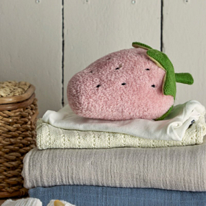 Погремушка текстильная в виде клубники Bloomingville MINI "Simme", розовая, 19 см