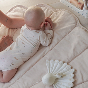 Подвесная музыкальная игрушка Cam Cam Copenhagen "Peacock", сливочный крем