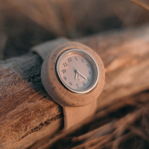 Часы наручные Mrs. Ertha "Speckled Nude", песочный кристалл