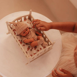 Кукла с кроваткой Mrs. Ertha "Julie Ruspberry Bunchs", гроздья малины, 20 см