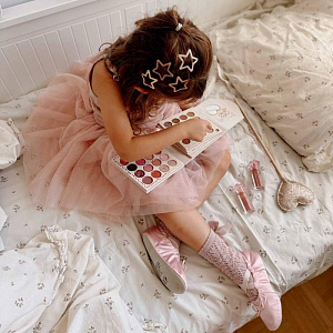 Блеск для губ с ароматом клубники Mrs. Ertha "Glimmies Vegan Glitter Pink", розовый с блестками