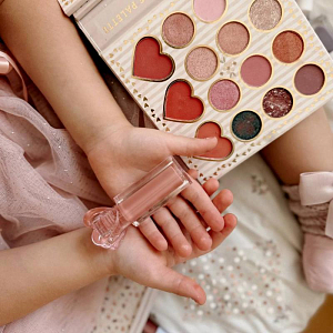 Блеск для губ с ароматом клубники Mrs. Ertha "Glimmies Vegan Nude Pink", нежно-розовый