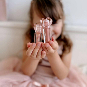 Блеск для губ с ароматом клубники Mrs. Ertha "Glimmies Vegan Nude Pink", нежно-розовый