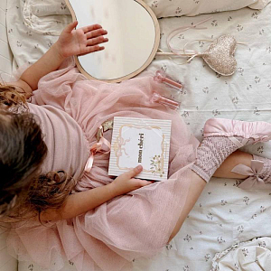 Блеск для губ с ароматом клубники Mrs. Ertha "Glimmies Vegan Nude Pink", нежно-розовый