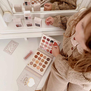 Блеск для губ с ароматом клубники Mrs. Ertha "Glimmies Vegan Nude Pink", нежно-розовый