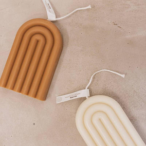 Свеча ароматизированная в виде дуги Mrs. Ertha "Pale Brown White Magnolia", светло-коричневая